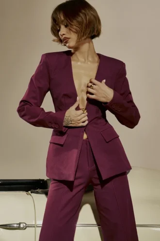 Theodora Weinroter Blazer mit tiefem V-Ausschnitt