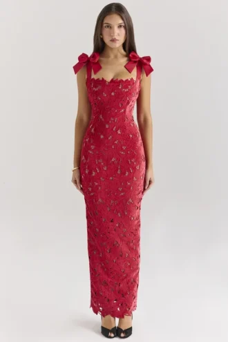 Tiff Holly – Maxikleid aus rotem Samt mit Spitze