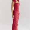 Tiff Holly – Maxikleid aus rotem Samt mit Spitze Tiff Holly – Maxikleid aus rotem Samt mit Spitze