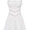 Tiffani – Weißes Minikleid mit Spitzenbesatz Tiffani – Weißes Minikleid mit Spitzenbesatz