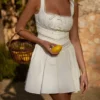 Tiffani – Weißes Minikleid mit Spitzenbesatz Tiffani – Weißes Minikleid mit Spitzenbesatz