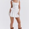 Tiffani – Weißes Minikleid mit Spitzenbesatz Tiffani – Weißes Minikleid mit Spitzenbesatz