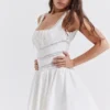 Tiffani – Weißes Minikleid mit Spitzenbesatz Tiffani – Weißes Minikleid mit Spitzenbesatz