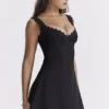 Tilly Schwarzes Minikleid mit Biesen Tilly Schwarzes Minikleid mit Biesen