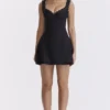 Tilly Schwarzes Minikleid mit Biesen Tilly Schwarzes Minikleid mit Biesen