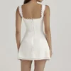 Tilly Weißes Minikleid mit Biesen Tilly Weißes Minikleid mit Biesen