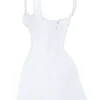Tilly Weißes Minikleid mit Biesen Tilly Weißes Minikleid mit Biesen