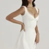 Tilly Weißes Minikleid mit Biesen Tilly Weißes Minikleid mit Biesen