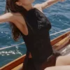 Valencia Schwarzes Baumwoll-Oberteil mit Broderie-Anglaise-Spitze und U-Boot-Ausschnitt Valencia Schwarzes Baumwoll-Oberteil mit Broderie-Anglaise-Spitze und U-Boot-Ausschnitt