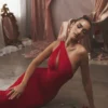 Valentina Scarlet Midi-Kleid mit asymmetrischem Ausschnitt Valentina Scarlet Midi-Kleid mit asymmetrischem Ausschnitt