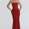 Valerie – Rotes, trägerloses Maxikleid aus Satin und Spitze Valerie – Rotes, trägerloses Maxikleid aus Satin und Spitze