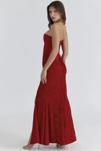 Valerie – Rotes, trägerloses Maxikleid aus Satin und Spitze