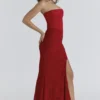 Valerie – Rotes, trägerloses Maxikleid aus Satin und Spitze Valerie – Rotes, trägerloses Maxikleid aus Satin und Spitze