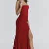 Valerie – Rotes, trägerloses Maxikleid aus Satin und Spitze Valerie – Rotes, trägerloses Maxikleid aus Satin und Spitze