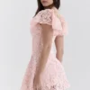 Verity Perfectly Pink Mini-Kleid aus Blumen-Spitze Verity Perfectly Pink Mini-Kleid aus Blumen-Spitze