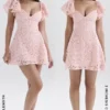 Verity Perfectly Pink Mini-Kleid aus Blumen-Spitze Verity Perfectly Pink Mini-Kleid aus Blumen-Spitze