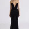 Vienne – Abendkleid aus schwarzem Samt mit tiefem Ausschnitt – Limited Edition Vienne – Abendkleid aus schwarzem Samt mit tiefem Ausschnitt – Limited Edition