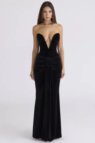 Vienne – Abendkleid aus schwarzem Samt mit tiefem Ausschnitt – Limited Edition Vienne – Abendkleid aus schwarzem Samt mit tiefem Ausschnitt – Limited Edition