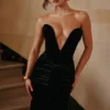Vienne – Abendkleid aus schwarzem Samt mit tiefem Ausschnitt – Limited Edition Vienne – Abendkleid aus schwarzem Samt mit tiefem Ausschnitt – Limited Edition