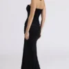 Vienne – Abendkleid aus schwarzem Samt mit tiefem Ausschnitt – Limited Edition Vienne – Abendkleid aus schwarzem Samt mit tiefem Ausschnitt – Limited Edition
