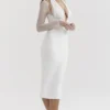 Weißes Midi-Kleid „Yasmin“ mit tiefem Ausschnitt Weißes Midi-Kleid „Yasmin“ mit tiefem Ausschnitt