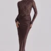Yasmeen Espresso-braunes Maxikleid aus Spitze und drapiertem Satin Yasmeen Espresso-braunes Maxikleid aus Spitze und drapiertem Satin