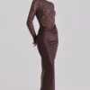 Yasmeen Espresso-braunes Maxikleid aus Spitze und drapiertem Satin Yasmeen Espresso-braunes Maxikleid aus Spitze und drapiertem Satin