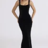 Yasmina – Maxikleid aus schwarzem Samt in Sanduhrform – Limited Edition Yasmina – Maxikleid aus schwarzem Samt in Sanduhrform – Limited Edition