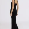 Yasmina – Maxikleid aus schwarzem Samt in Sanduhrform – Limited Edition Yasmina – Maxikleid aus schwarzem Samt in Sanduhrform – Limited Edition