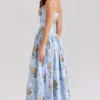 Ysabella Blaues Midi-Sommerkleid aus Baumwolle mit Vintage-Rosenprint Ysabella Blaues Midi-Sommerkleid aus Baumwolle mit Vintage-Rosenprint