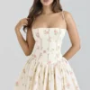 Ysabella Cremefarbenes Sommerkleid aus Stretch-Baumwolle mit Rosenprint Ysabella Cremefarbenes Sommerkleid aus Stretch-Baumwolle mit Rosenprint