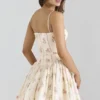 Ysabella Cremefarbenes Sommerkleid aus Stretch-Baumwolle mit Rosenprint Ysabella Cremefarbenes Sommerkleid aus Stretch-Baumwolle mit Rosenprint