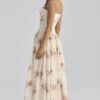 Ysabella Elfenbeinfarbenes Midi-Sommerkleid aus Baumwolle mit Vintage-Rosenprint Ysabella Elfenbeinfarbenes Midi-Sommerkleid aus Baumwolle mit Vintage-Rosenprint