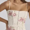 Ysabella Elfenbeinfarbenes Midi-Sommerkleid aus Baumwolle mit Vintage-Rosenprint Ysabella Elfenbeinfarbenes Midi-Sommerkleid aus Baumwolle mit Vintage-Rosenprint