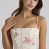 Ysabella Elfenbeinfarbenes Midi-Sommerkleid aus Baumwolle mit Vintage-Rosenprint Ysabella Elfenbeinfarbenes Midi-Sommerkleid aus Baumwolle mit Vintage-Rosenprint