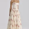 Ysabella Elfenbeinfarbenes Midi-Sommerkleid aus Baumwolle mit Vintage-Rosenprint Ysabella Elfenbeinfarbenes Midi-Sommerkleid aus Baumwolle mit Vintage-Rosenprint