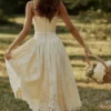 Ysabella Lemon Maßgefertigtes Midi-Sommerkleid aus Spitze + Broderie Anglaise Ysabella Lemon Maßgefertigtes Midi-Sommerkleid aus Spitze + Broderie Anglaise