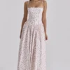Ysabella Midi-Sommerkleid aus Baumwolle mit weißem Rosenprint Ysabella Midi-Sommerkleid aus Baumwolle mit weißem Rosenprint