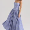 Ysabella Midi-Sommerkleid aus Stretch-Baumwolle mit blauem Gänseblümchen-Print Ysabella Midi-Sommerkleid aus Stretch-Baumwolle mit blauem Gänseblümchen-Print