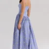 Ysabella Midi-Sommerkleid aus Stretch-Baumwolle mit blauem Gänseblümchen-Print Ysabella Midi-Sommerkleid aus Stretch-Baumwolle mit blauem Gänseblümchen-Print