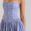 Ysabella Midi-Sommerkleid aus Stretch-Baumwolle mit blauem Gänseblümchen-Print Ysabella Midi-Sommerkleid aus Stretch-Baumwolle mit blauem Gänseblümchen-Print