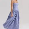 Ysabella Midi-Sommerkleid aus Stretch-Baumwolle mit blauem Gänseblümchen-Print Ysabella Midi-Sommerkleid aus Stretch-Baumwolle mit blauem Gänseblümchen-Print