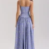 Ysabella Midi-Sommerkleid aus Stretch-Baumwolle mit blauem Gänseblümchen-Print Ysabella Midi-Sommerkleid aus Stretch-Baumwolle mit blauem Gänseblümchen-Print