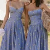 Ysabella Midi-Sommerkleid aus Stretch-Baumwolle mit blauem Gänseblümchen-Print Ysabella Midi-Sommerkleid aus Stretch-Baumwolle mit blauem Gänseblümchen-Print