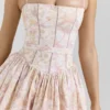 Ysabella Mini-Sommerkleid aus Stretch-Baumwolle mit Pfirsichblütenmuster Ysabella Mini-Sommerkleid aus Stretch-Baumwolle mit Pfirsichblütenmuster