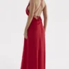 Zanab Maxikleid mit Oberschenkelausschnitt in Rot Zanab Maxikleid mit Oberschenkelausschnitt in Rot