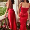 Zanab Maxikleid mit Oberschenkelausschnitt in Rot Zanab Maxikleid mit Oberschenkelausschnitt in Rot