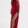 Zanab Maxikleid mit Oberschenkelausschnitt in Rot Zanab Maxikleid mit Oberschenkelausschnitt in Rot