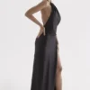 Zanab – Schwarzes Maxikleid mit Oberschenkel-Schlitz Zanab – Schwarzes Maxikleid mit Oberschenkel-Schlitz